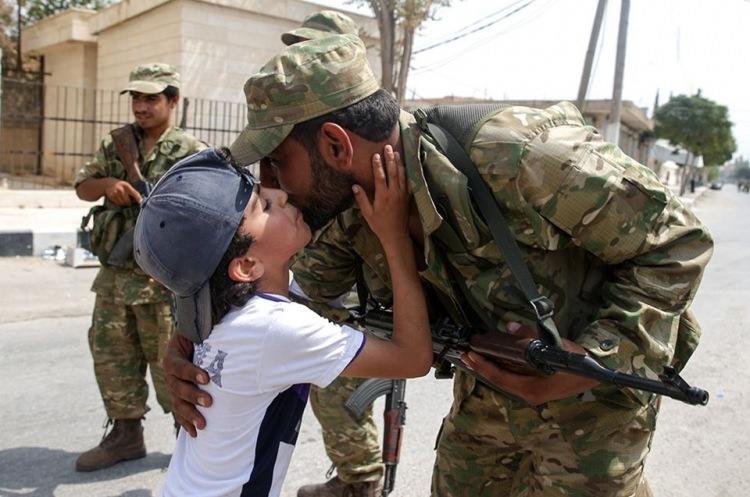 <p>Özgür Suriye Ordusu'nun kontrolü ele geçirdiği Suriye'nin Halep kentine bağlı Cerablus ilçesinde daha güvenli bir hayata kavuştuklarını belirten çocuklar, mutluluklarını askerlerle paylaştı. (28.08.2016)</p>
