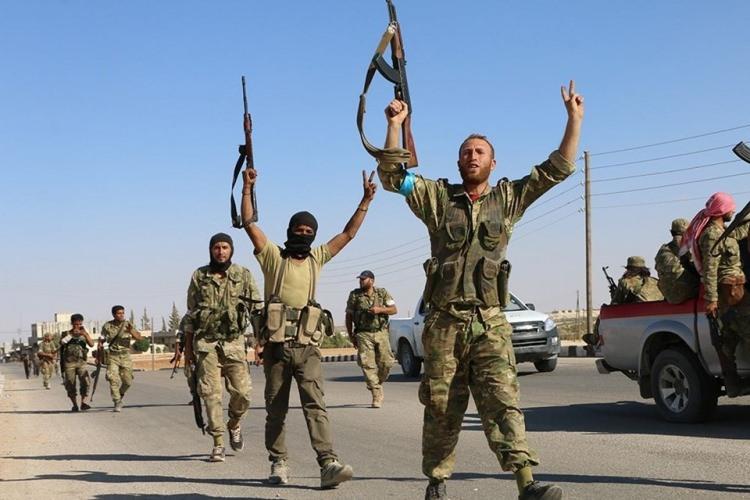 <p>Harekat kapsamında ÖSO'ya bağlı birlikler Cerablus'a bağlı Kandura beldesini terör örgütü DAEŞ'ten kurtardı. Muhalif birlikler, kontrol altına aldıkları bölgelerde tur attı. (04.09.2016)</p>
