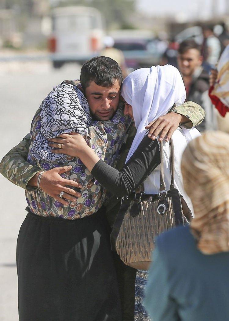 <p>Gaziantep'in Karkamış ilçesindeki 250 kişilik Suriyeli grup, Fırat Kalkanı Harekatı kapsamında terör örgütü DAEŞ militanlarından temizlenen Cerablus ilçesine geldi. İlçede bulunan bazı ÖSO askerleri ailelerini ve yakınlarını karşıladı. (07.09.2016)</p>