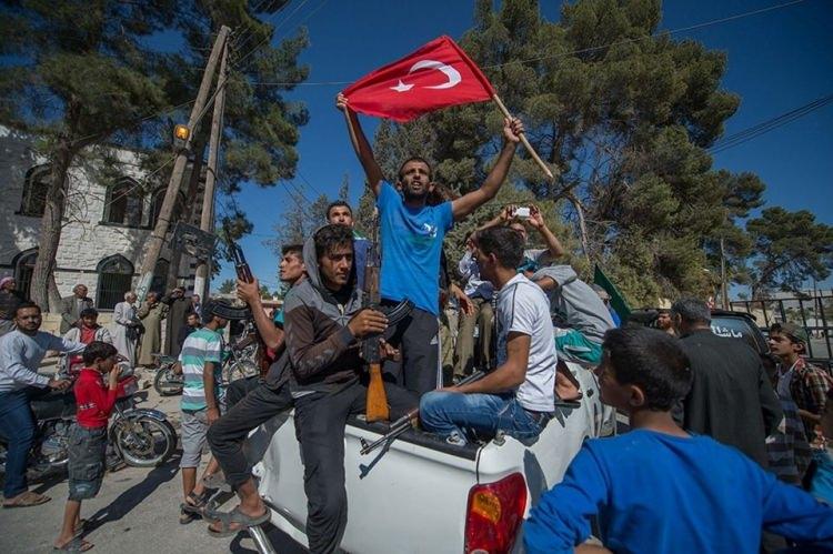 <p>Harekat kapsamında terör örgütlerinden temizlenen Cerablus'ta çeşitli etnik gruplardan Suriyeliler, PKK'nın Suriye'deki uzantısı PYD'yi protesto etti. (30.09.2016)</p>