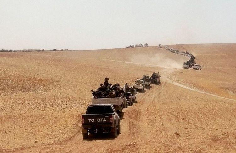 <p>Fırat Kalkanı Operasyonu'nda, Özgür Suriye Ordusu'na bağlı muhalifler konvoylar halinde Cerablus bölgesine ilerledi. (25.08.2016)</p>