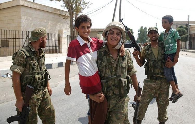 <p>Harekat kapsamında Özgür Suriye Ordusu'nun kontrolü ele geçirdiği Suriye'nin Halep kentine bağlı Cerablus ilçesinde daha güvenli bir hayata kavuştuklarını belirten çocuklar, mutluluklarını askerlerle paylaştı. (28.08.2016)</p>
