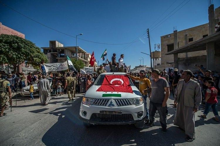 <p>Fırat Kalkanı Harekatı kapsamında Özgür Suriye Ordusu (ÖSO) tarafından terör örgütlerinden temizlenen Cerablus'ta çeşitli etnik gruplardan oluşan Suriyeliler, PKK'nın Suriye'deki uzantısı PYD'yi protesto etti. (30.09.2016)</p>