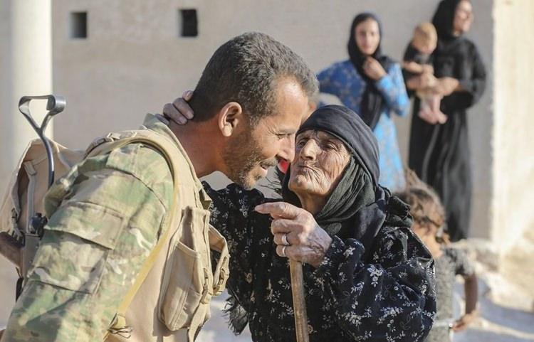 <p>Fırat Kalkanı Harekatı kapsamında Özgür Suriye Ordusu'na (ÖSO) bağlı birlikler, Cerablus'a bağlı Kandura beldesini terör örgütü DAEŞ'ten kurtardı. Kandura Beldesinde yaşayan sivil halk ÖSO'ya bağlı birlikleri sevinç gösterileriyle karşıladı. (04.09.2016)</p>
