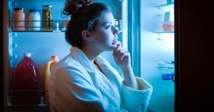 <p>Gece gelen yeme isteiğini bastırmak için çeşitli uyku hapları ve bitkisel tedavi yöntemleri uygulanır. Melatonin hormonunu salgılayan besinlerle zengin bir akşam yemeği ile kişinin uyku bozukluğu giderilmeye çalışılır.</p>