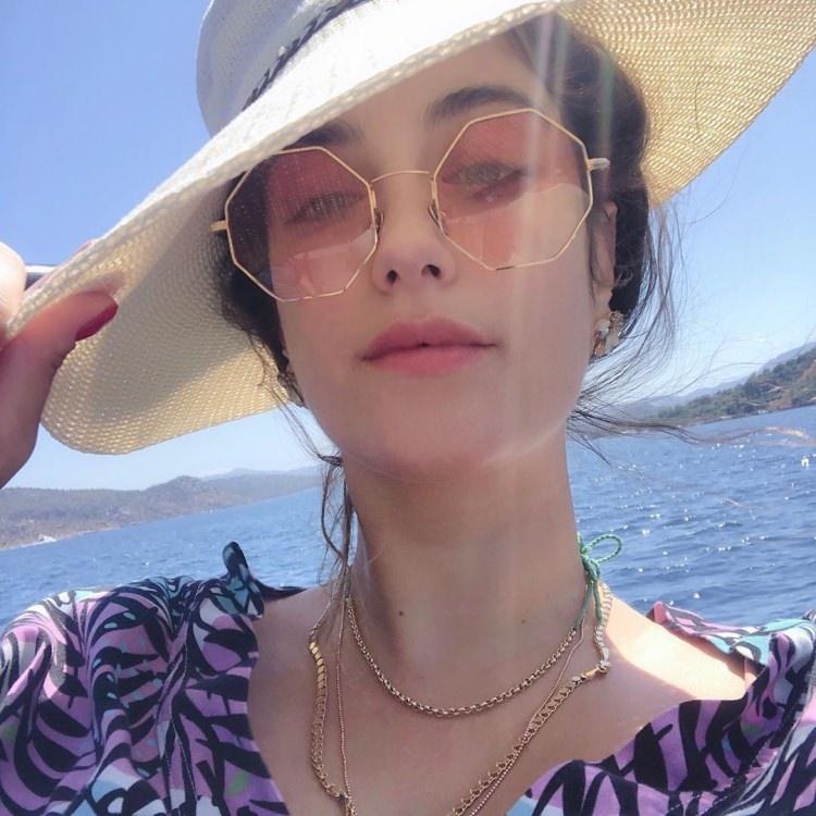 <p><span style="color:#800080"><strong>Hazal Kaya:</strong></span> Anne olmaya hazırlanan Kaya, fötr şapkası, pembe güneş gözlüğü ve mor fırfırlı elbisesiyle retro stilinde bir kombin hazırlıyor.</p>
