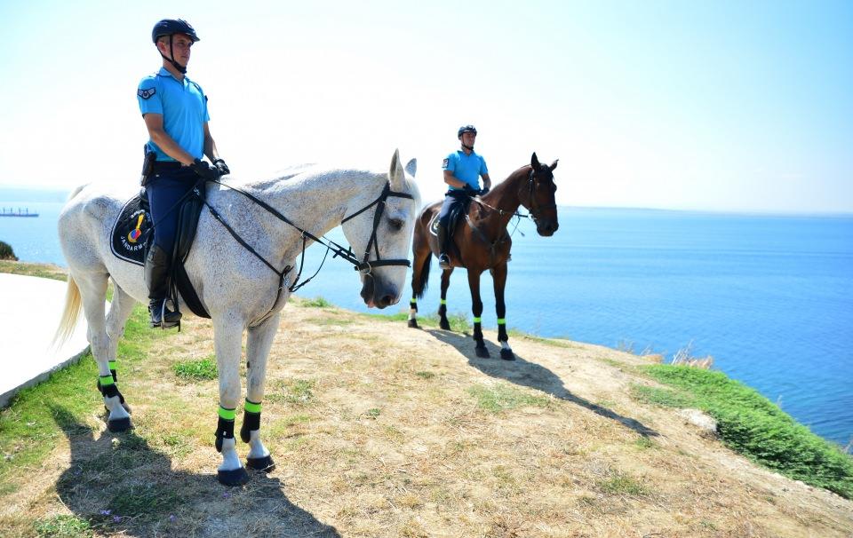 <p>Tiryaki ayrıca deniz ulaşımında önemli bir yere sahip, tatilcilerin yoğun olarak kullandığı Kilitbahir-Çanakkale ve Kabatepe-Gökçeada feribot iskelesindeki araç trafiğinin düzenlenmesinde görev aldıklarını, yerli ve yabancı turistlerin kimlik ve pasaport kontrollerini yaptıklarını aktardı.</p>
<p> </p>