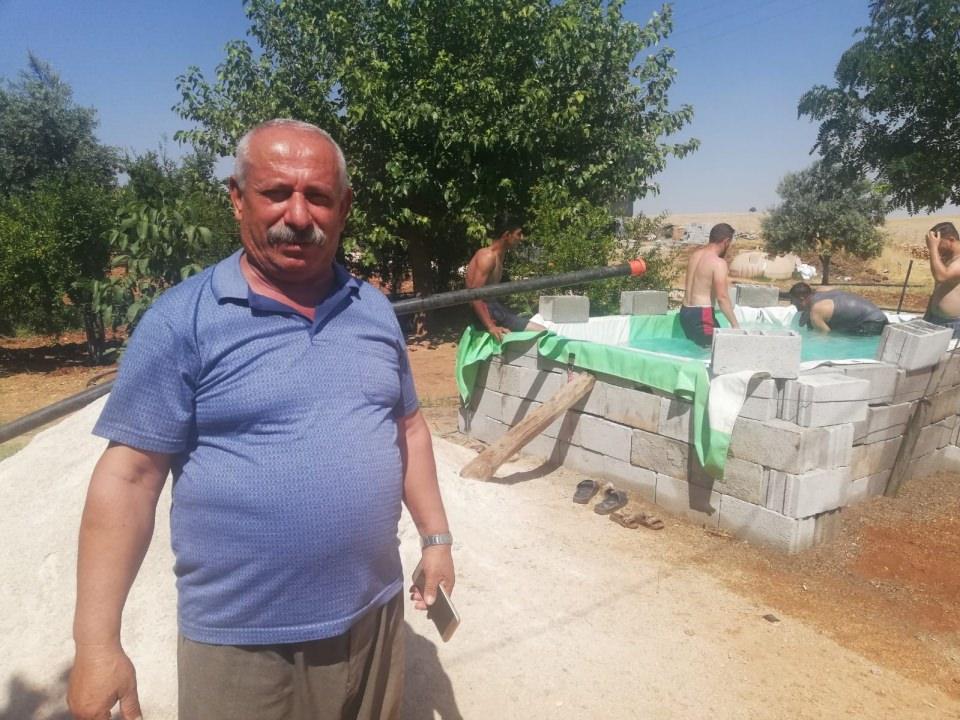 <p>Mardin’de çocukları aşırı sıcaktan bunalan Serhan Cebeci, köyde bulunan evinin önüne seyyar havuz yaptı. </p>
