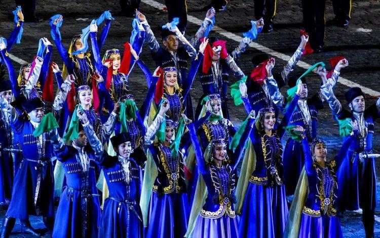 <p>Moskova'nın tarihi Kızıl Meydanı'nda düzenlenen festivalde, 12 ülkeden askeri bando gösteri yaptı.</p>
