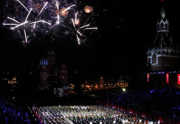 <p>Dünyanın en büyük uluslararası askeri müzik festivallerinden Spasskaya Kulesi Uluslararası Askeri Müzik Festivali 12 ülkeden 30 bandonun katılımıyla Moskova'nın çeşitli yerlerinde 1 Eylül’e kadar devam edecek.</p>

<p> </p>
