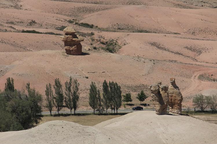 <p>Kuşça Peribacalarının Türkiye'deki sayılı peribacalarından biri olduğunu aktaran Karakurt, "Burası turistik bir yer ve sit alanı olarak geçiyor. Her gün çok sayıda kişi arabasıyla peribacalarını yüksekten görebileceği tepelere çıkıp fotoğraf çektiriyor. </p>
<p> </p>