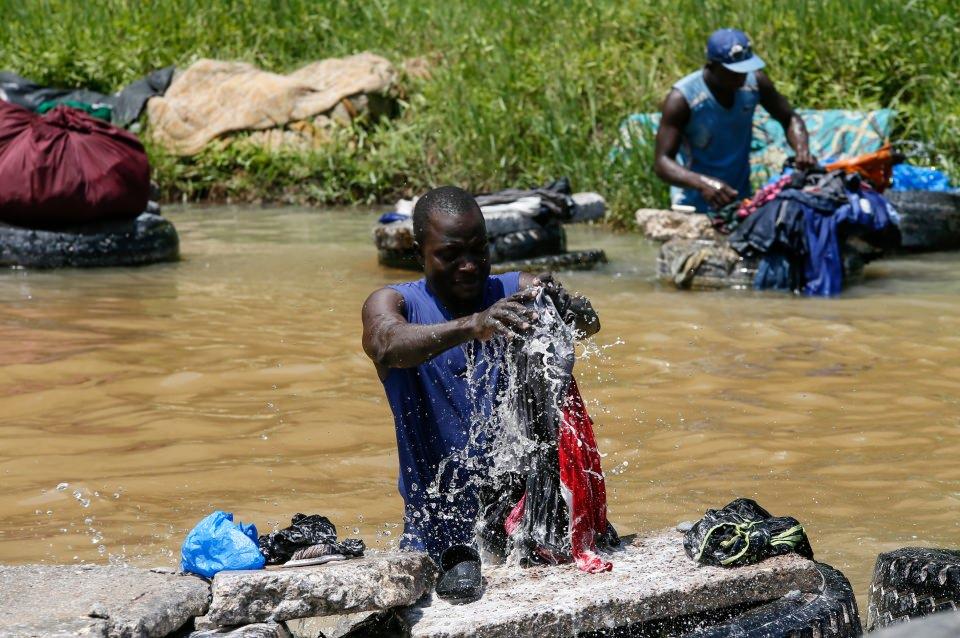 <p>Çamaşır yıkayarak ailesi için para biriktirdiğini belirten Sou, "Ben hayatım boyunca çamaşır yıkadım. Mali'de de bu işi yapıyordum. Abidjan'a gelerek daha çok para kazanabileceğimi umut etmiştim. Bazı günler 2 bin CFA (19 lira) kazanıyorum. Bazı günler çamaşırların sahipleri temiz yıkanmadığı gerekçesiyle para ödemiyor. İnsanlar gerçekten çok acımasız." dedi.</p>

<p> </p>
