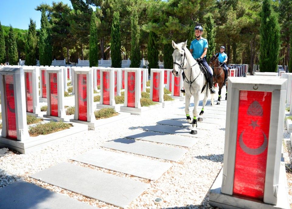 <p><strong>Karada ve deniz kıyısında antrenman</strong></p>
<p>Astsubay Murat Tiryaki, atlara sadece karada değil, deniz kıyısında da antrenmanlar yaptırdıklarını belirtti.</p>
<p>Bu sayede atın psikolojisini ve güven duygusunu pekiştirdiklerini söyleyen Tiryaki, "Böylece binici ile at arasında özel bir bağ kuruluyor. Atlarımızı belirli süre ve kurallar eşliğinde görev öncesi ve görev sonrasında tımar yapıyoruz. </p>