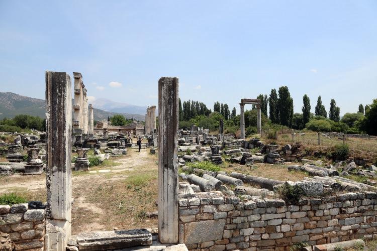 <p> Fermanın büyük bir işçilikle cepheye işlendiğini, 1400 maddeyi duvara kazıyanların müthiş bir iş çıkardığını vurgulayan Smith, "En önemli özelliği var olan bir yapının üzerine çok detaylı bir teknik, inceleme ve hesap ile kazınmış olması. Biz buna bakarak bir yazıtçının nasıl çalıştığını anlayabiliyoruz. 1400 maddeyi oraya nasıl sığdıracağını hesaplamış." dedi.</p>