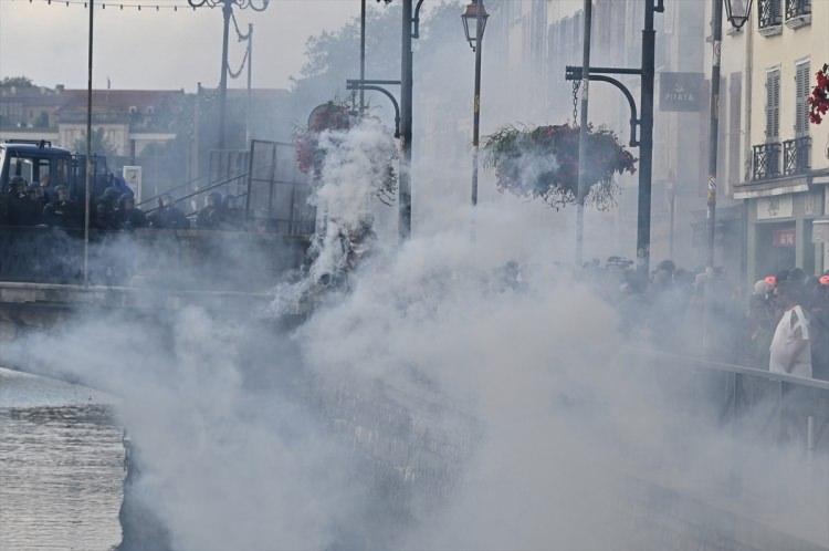 <p>Jandarma ve polis ekipleri göstericilere göz yaşartıcı gaz ile müdahalede bulundu.</p>
