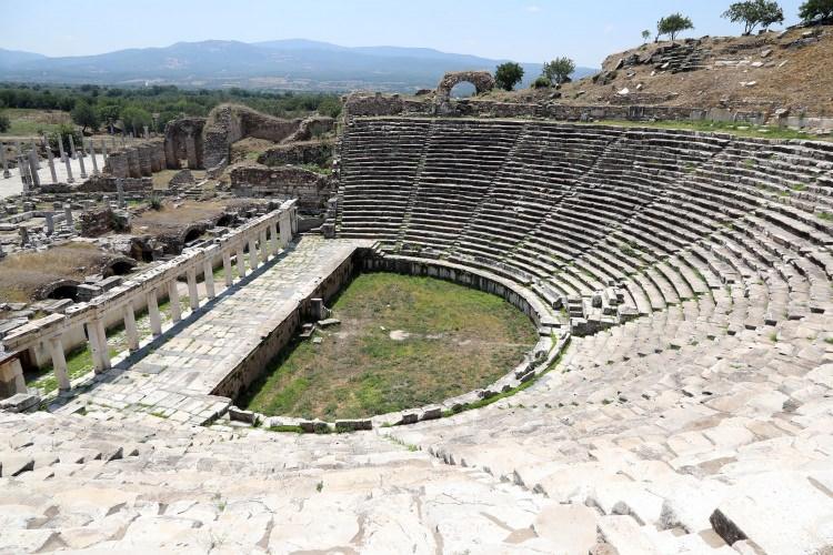 <p>Diocletianus'un yüksek enflasyonu kontrol altına almak için ham madde, imalat ürünleri ve hizmet sektörüne ilişkin 1400 maddelik "Tavan fiyat fermanı" yayınladığını, bu fermanın Afrodisyas'taki Sivil Bazilika'nın ön cephesine devasa boyutta kazındığını anlatan Prof. Dr. Smith, zaman içinde bazilikanın yıkılmasıyla fermanın da kaybolduğunu, kazı çalışmalarında fermana ilişkin parçalara ulaştıklarını belirtti.</p>
