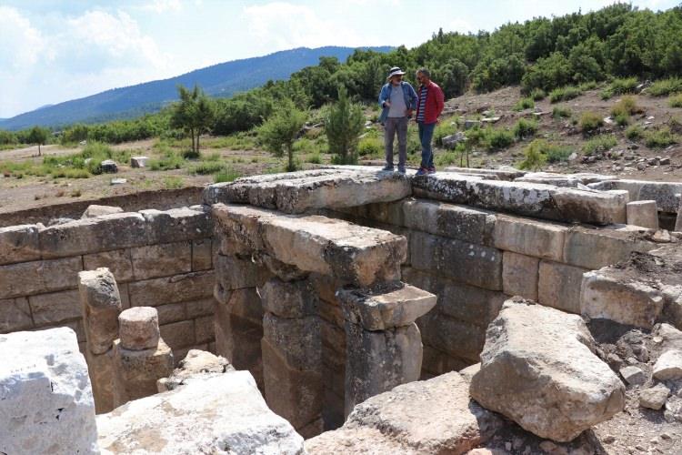 <p><strong>Bu alandaki kazıları tamamladıklarını, restorasyon çalışmalarına başladıklarını anlatan Özüdoğru, şunları kaydetti:</strong></p>
<p>"Diğer bir kazı alanımız Roma İmparatorluk dönemi anıtsal hamamı. 2015'te buranın dış cephesinin kazı çalışmasını yapmıştık. Buna da devam ediyoruz ve umuyorum ki birkaç ay içinde yapının iç kısmına gireceğiz. Kibyra kazı çalışmalarında gelecek iki üç yıl içinde kentin görülebilen büyük anıtsal yapılarında arkeolojik kazı çalışmalarını tamamlamış ve yapıları restorasyona hazır hale getirmiş olacağız. Kibyra'ya ilk geldiğimizde neredeyse tamamıyla toprak altındaydı. Büyük anıtsal yapıları dahi çok az seçilebiliyordu. Ziyaretçi neredeyse yok denilecek kadar azdı. Geçtiğimiz kazı sezonları içinde kent, artık turların girebileceği bir antik yerleşim haline geldi."</p>