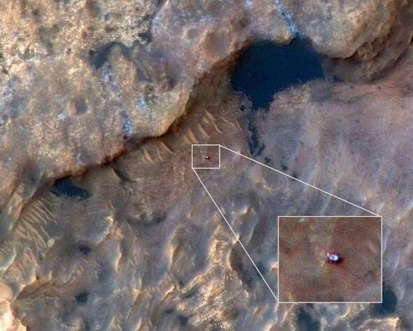 <p>NASA, Güneş Sistemi'mizin kızıl gezegeni Mars'ı hem yüzeyden hem de yörüngeden incelemeye devam ediyor. NASA'nın Mars yörüngesinde görev yapan uydusu MRO (Mars Reconnaissance Orbiter), yüzeydeki ünlü gözlem aracı Curiosity'yi tepeden görüntüledi.</p>
