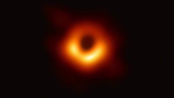 <p>Amerikan Ulusal Havacılık ve Uzay Dairesi (NASA) ve Arizona Üniversitesinde görevli Türk bilim insanı Prof. Dr. Feryal Özel, kamuoyuna nisan ayında duyurulan ilk kara deliğin fotoğraflanmasını sağlayan 200 bilim insanı arasında yer alarak Türkiye'ye gurur yaşattı.</p>