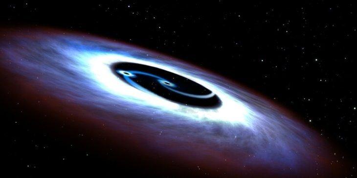 <p>Kara deliğin ilk kez fotoğraflanmasına ilişkin haberin 4 milyar kişiye ulaştığını, bunun inanılmaz bir rakam olduğunu vurgulayan Özel, dünya genelinde medya kuruluşlarının bu ilgilerinden oldukça memnun olduklarını dile getirdi.</p>
<p>Einstein'in Genel Görelilik Kuramı'nda ve kendisinin de 2000 yılından beri yaptığı çalışmalarda kara deliklerin varlığına ilişkin teorilerin bulunduğuna işaret eden Özel, tüm bu teorilerde evrendeki kara deliklerin spesifik özelliklerinden söz edildiğini hatırlattı.</p>