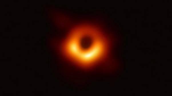 <p>Dünyanın pek çok noktasına konumlandırılmış teleskoplardan elde ettikleri verilerle çektikleri kara delik fotoğrafına ilişkin Özel, "Evrendeki en garip cisim denilebilecek kara deliklerin özelliklerini ortaya koyma aşamasına geldik. Uykusuz geçen onca geceden sonra bilim insanı olarak böyle bir çalışmayı tarihe bırakabilmek büyük bir his. Ama bu son nokta değil, başka hedeflerimiz de var." ifadelerini kullandı.</p>