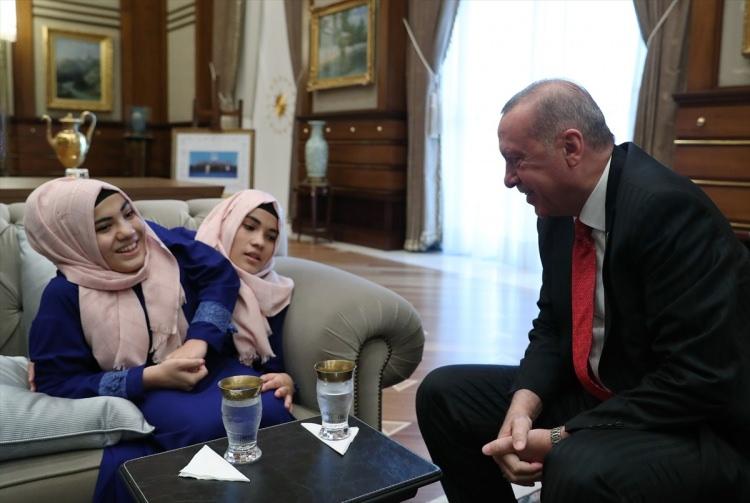 <p>Türkiye Cumhurbaşkanı Recep Tayyip Erdoğan, Cumhurbaşkanlığı Külliyesi'nde Kahramanmaraş'ın Türkoğlu ilçesinde yaşayan siyam ikizleri Ayşe ve Sema Tanrıkulu'yu kabul etti. </p>
