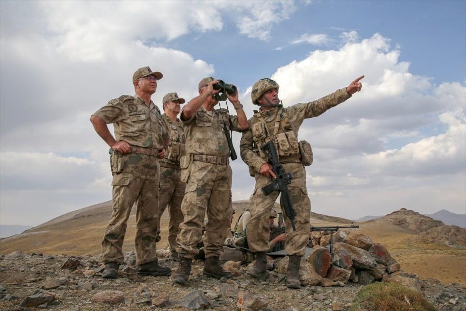 <p>Van, Hakkari ve Şırnak'ta terör örgütüne yönelik jandarma, emniyet birimleri ve güvenlik korucularının katılımıyla sürdürülen operasyon kapsamında Van'a gelen Çetin, beraberindeki Van Jandarma Asayiş Kolordu Komutanı Korgeneral Hacı İlbaş ve Van İl Jandarma Komutanı Tuğgeneral Yavuz Özfidan ile Bulgurlu Dağı bölgesine geçti.</p>
