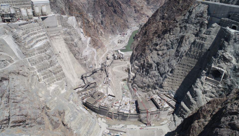 <p><strong>Baraj gövdesine 4 milyon metreküp beton </strong></p>
<p>11 Temmuz 2018'de başlanan 4 milyon metreküplük baraj gövde betonunun 1 milyon 510 bin metreküpü döküldü. 275 metre olacak baraj gövde yüksekliğinde 124 metreye ulaşıldı.</p>