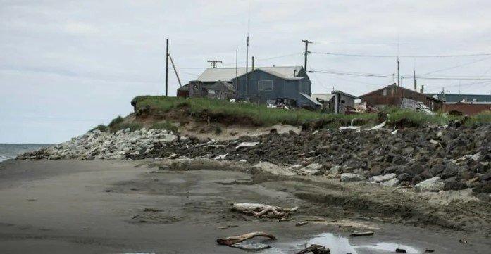 <p>ABD'nin Alaska eyaletinde yaşayan Tyler Ivanoff isimli adam, odun toplamak için gittiği sahilde Soğuk Savaş Dönemi'nden kalma bir mektup buldu.</p>
