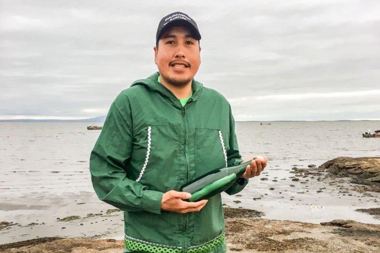 <p>ABD'nin Alaska eyaletinde Tyler Ivanoff isimli bir adam, iki çocuğuyla birlikte odun toplamak için sahil kıyısına gittiğinde, içinde bir kağıt olan yeşil bir şişe buldu.</p>
