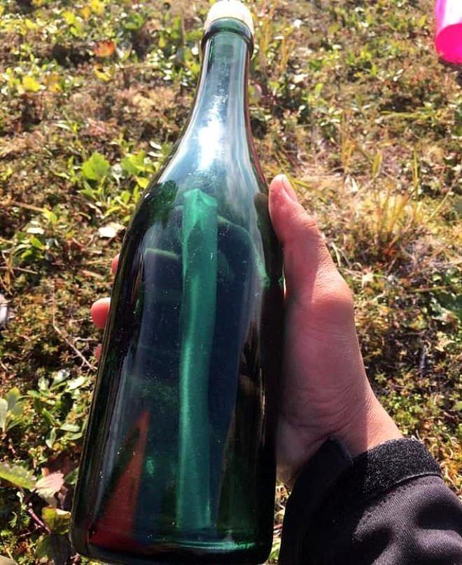 <p>Dalgaların getirdiği yeşil şişenin içinde yer alan kağıdın bir mesaj olduğunu düşünen Ivanoff, heyecanla şişeyi açmaya çalıştı.</p>
