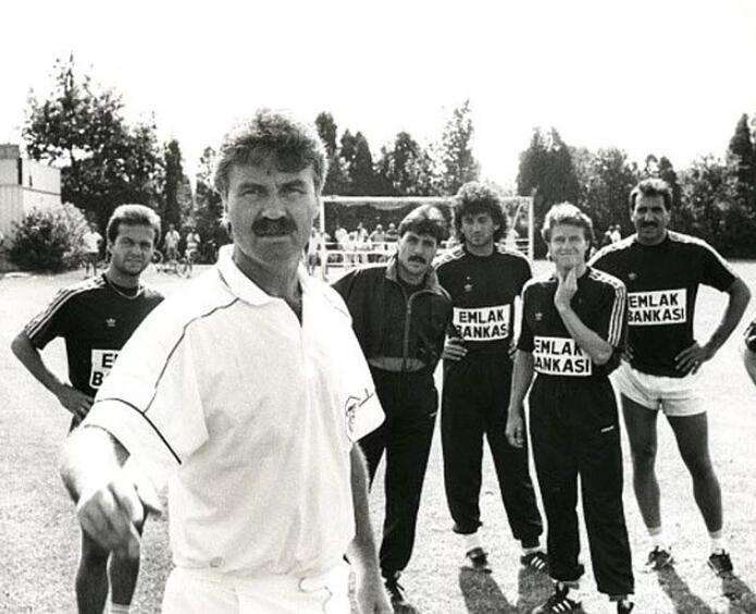 <p>Hakan Tecimer, Guus Hiddink, Müjdat Yetkiner, Hasan Kemal Özdemir, Erdi Demir, Yaşar Duran (Fenerbahçe)</p>

<p> </p>
