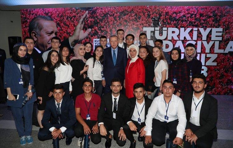 <p>Türkiye Cumhurbaşkanı ve AK Parti Genel Başkanı Recep Tayyip Erdoğan ve eşi Emine Erdoğan, partisinin 18. kuruluş yıl dönümü dolayısıyla ATO Congresium'da düzenlenen resepsiyonuna katıldı.</p>
