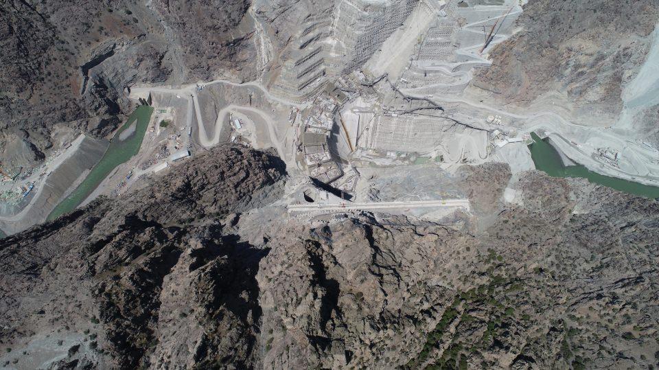 <p>Baraj gövdesi kret üstü kazıları 20 Haziran 2014'te başlayıp 15 Eylül 2015'te tamamlanırken, 2 Temmuz 2015'te başlanan baraj gövdesi kret altı kazıları ise 22 Haziran 2018'de bitirildi.</p>

<p> </p>
