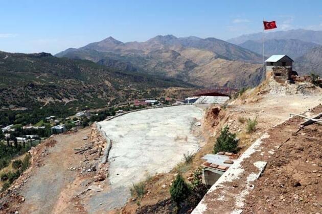 <p>Taş evleri, susamdan yapılan tahini, çeltiği, narı ve üzümü ile ünlü ilçede terörle mücadele konusunda başarılı çalışmalar yürütülüp, huzur ortamı sağlanınca artık sosyal yaşama dönük önemli değişimler yaşanmaya başlandı.</p>
