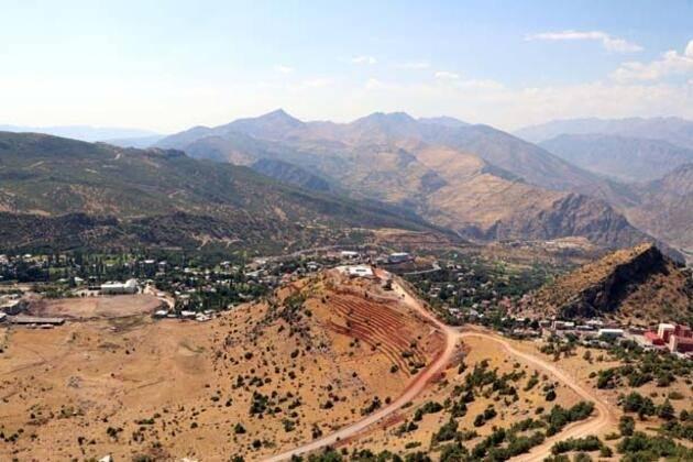 <p>Bugüne kadar polisin ve askerin terörle mücadelede etkin olarak kullandıkları Bayrak Tepe Üs bölgesine yarı olimpik bir yüzme havuzu, çocuk havuzu ayrıca çevresinde kafeterya, fırın ve seyir terası bulunan bir sosyal tesis inşa ediliyor.</p>
