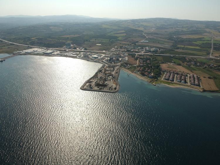 <p>Çanakkale’nin Lapseki ilçesine bağlı Şekerkaya Mevkiisi ile Gelibolu’nun Sütlüce Mevkiisi arasında yapılacak olan köprünün inşaatı tüm hızıyla sürüyor. 1915 Çanakkale Boğaz Köprüsü’nün Gelibolu ve Lapseki yakasında deniz içerisinde yükselecek 318 metrelik ayaklarını oluşturacak ilk bloklar, kule kesonları üzerine yerleştirildi.</p>
