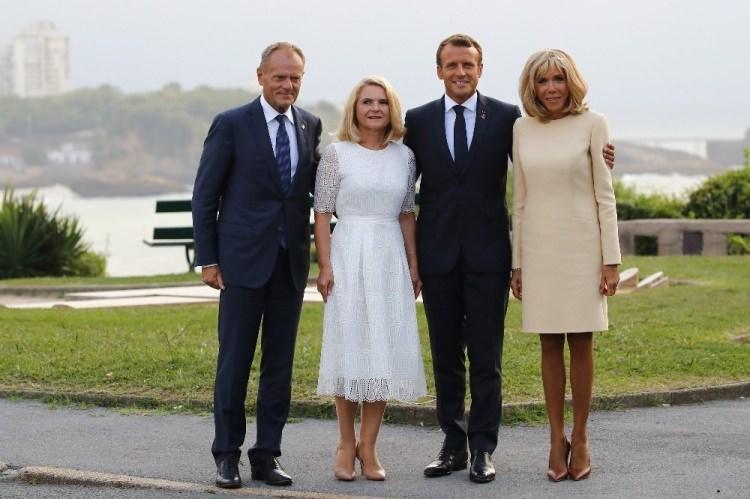 <p>Zirvenin açılış töreni için G7 grubunu oluşturan Almanya, ABD, Birleşik Krallık, Fransa, İtalya, Japonya ve Kanada’nın liderleri ile Avrupa Birliği (AB) Konseyi Başkanı Donald Tusk bir araya geldi.</p>