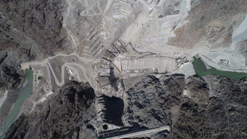 <p>Bunlara ek olarak enerji yapıları ulaşım tünelleri, kırma eleme tesisi ile kablolu vinç hattı kurulumu, su alma yapısı girişi, santral binası ve transformatör salonu tavan kemer betonları ile santral binası, şalt sahası, su alma yapısı ve kapak şaftı, enerji tüneli ve şaftı, kuyruk suyu tünelleri kazı ve destekleme çalışmaları tamamlandı, enerji yapılarında beton kaplamaları işlemleri ise devam ediyor. </p>
<p> </p>
