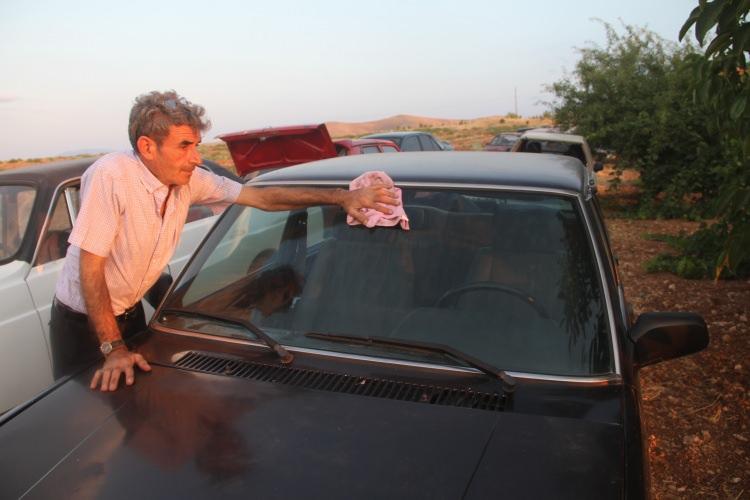 <p>2 tane oğlum var, onlar geri dönüşüm işine bakıyorlar. Ben kendimi emekli ettim. Ben işimi ağaç, çiçek gibi şeylere dönüştürdüm.</p>
<p> </p>