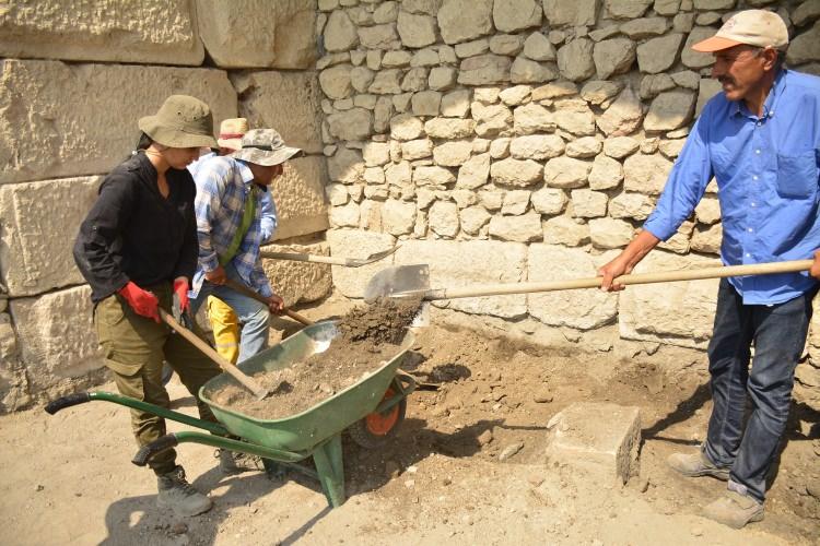 <p> Bundan böyle yıl boyunca kazı çalışmalarına devam edebileceklerini aktaran Özüdoğru, Kibyra için bu yıl üç farklı alanda kazı çalışması planladıklarını, bunlardan ikisinde çalışmaların başladığını dile getirdi.</p>

<p> </p>
