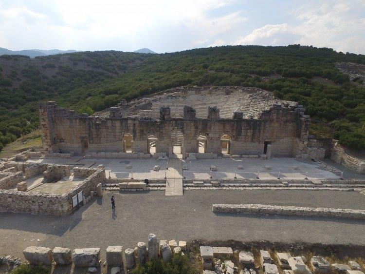 <p>Kazı ekibi, bu yıl antik kentin idari binası niteliğindeki bazilikasını, agora üçüncü terasta sarnıç biçimindeki bir odayı ve 4 bin 500 metrekarelik Roma İmparatorluk dönemi büyük anıtsal hamamını ortaya çıkarmaya çalışıyor. </p>

<p> </p>
