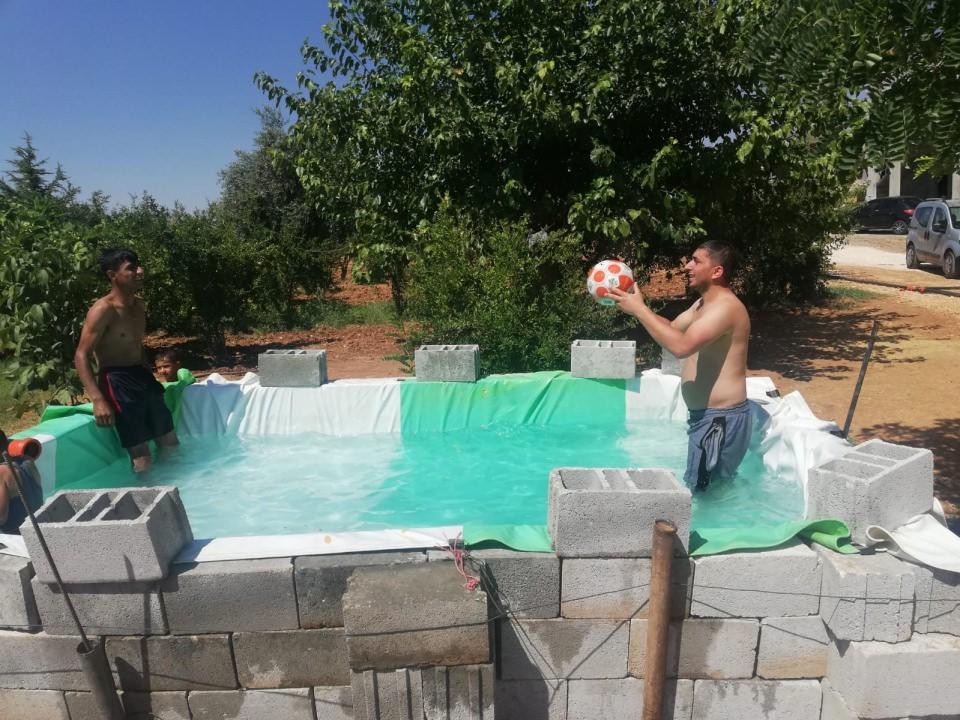 <p>8 çocuğu ve 3 torunu olan Serhan Cebeci, "Çocukların sıcaklara dayanamadığını gördüm ve evin bahçesine bu yöntemle havuz yaptım. </p>

