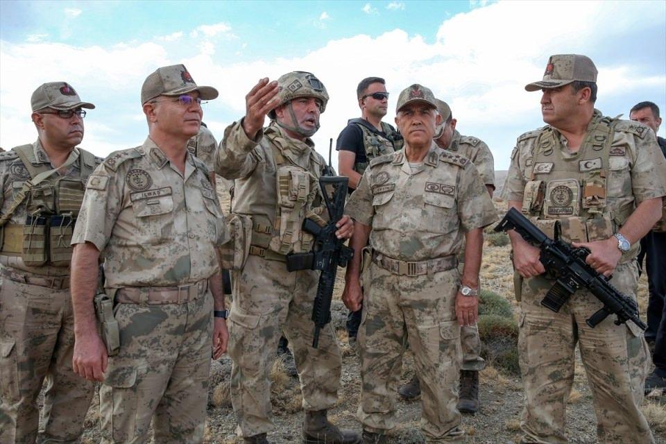 <p>Jandarma Genel Komutanı Orgeneral Arif Çetin, terör örgütü PKK'ya yönelik üç ilde başlatılan Kıran Operasyonu kapsamında, Van'ın Gürpınar ilçesi Bulgurlu Dağı bölgesinde denetlemelerde bulundu. </p>

<p> </p>
