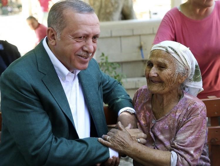 <p>Cumhurbaşkanı Erdoğan, Antik kent içinde köylü kadınların yapıp sattığı gözleme ve çay içti. Antik kentte ürettikleri sebze ve meyveleri satan kadınlarla da sohbet eden Cumhurbaşkanı ve eşi, yaklaşık 3 saat antik kentte kaldı.</p>
