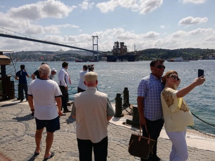 <p>Geminin İstanbul Boğazı’ndan geçişi sürüyor.</p>