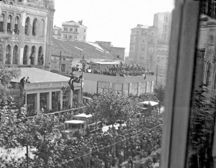 <p>30 Ağustos Zafer Bayramı, İstanbul'da Taksim Meydanı'nda törenlerle kutlandı. Kalabalık, törenleri Topçu Kışlası yanında ve kışla kuleleri üzerinden izledi.</p>
<p>- 30 Ağu 1934</p>