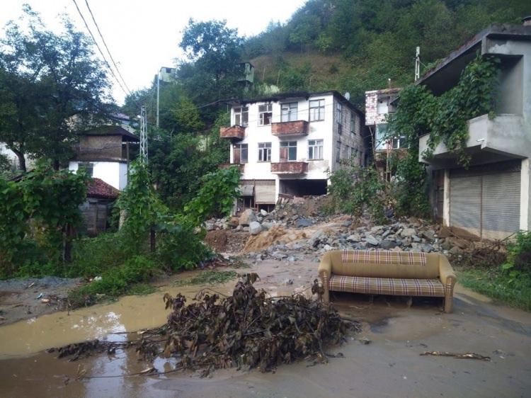 <p>Trabzon'un Araklı ilçesinde dün gece etkili olan sağanak yağış, birçok yerde sel ve heyelanlara yol açtı. Can kaybının yaşanmadığı sel ve heyelanlar maddi hasara yol açarken, bir taş ocağında yaşanan heyelan sonrası Araklı-Bayburt karayolu ulaşıma kapandı.</p>

<p> </p>
