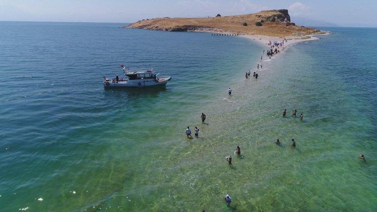 <p>Van’da bir grup aktivist tarafından Van Gölü’nün tarihi güzelliklerine dikkat çekmek amacıyla Çarpanak Adası’na su altı yürüyüşü gerçekleştirildi.</p>

<p> </p>

<p> </p>
