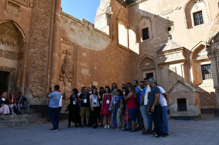 <p>- "Saray yanında Anadolu'da başka örneği olmayan kaya mezar var"</p>

<p>"İshakpaşa, bölgeye gelen hemen hemen herkesin ilk etapta görmek istediği bir yapı. İshakpaşa Sarayı belki yapı itibarıyla ön plana çıkıyor ancak sarayın etrafında daha değerli eserler de var." diyen Çetin, şunları kaydetti:</p>
